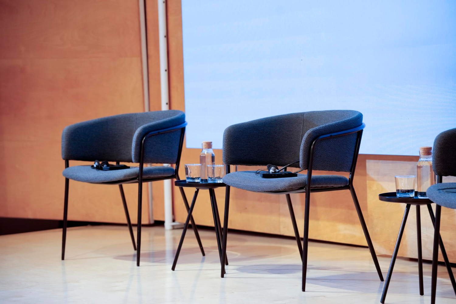 du mobilier de conférence pret à etre utilisé